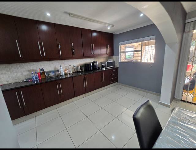 4 BEDROOM FREEHOLD FOR SALE IN BASSONIA
